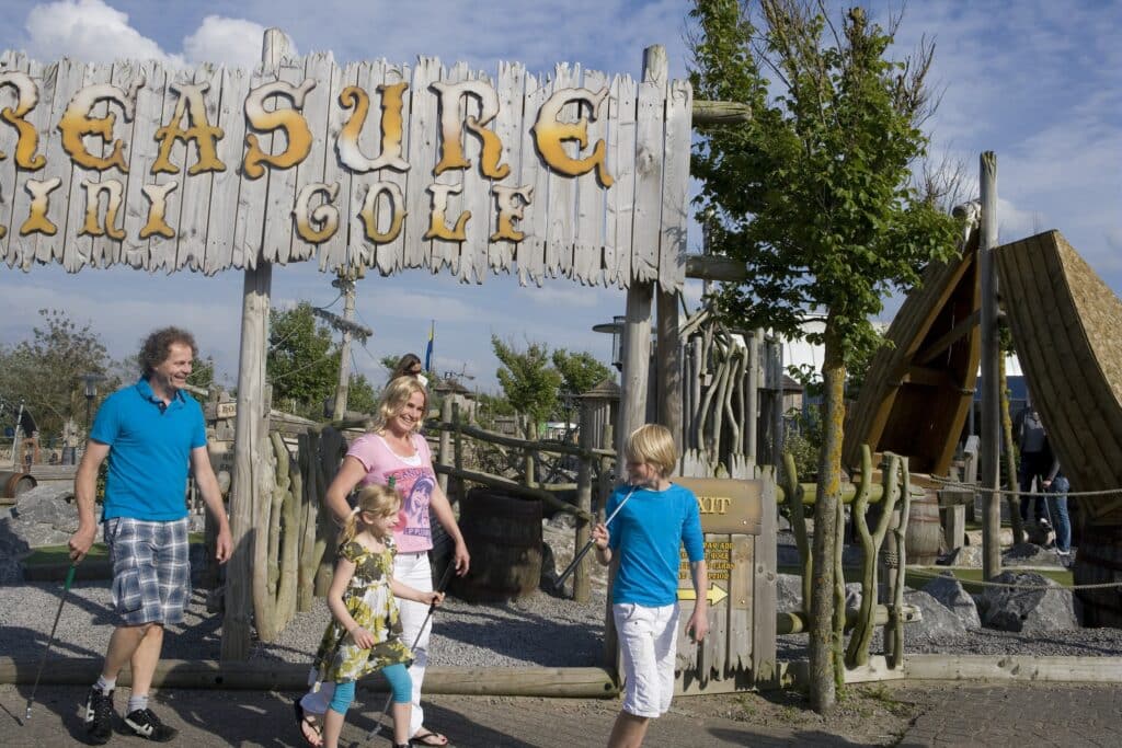 Family plays minigolf at Center Parcs